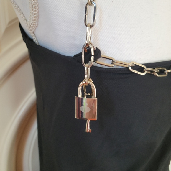 Very cool little black dress - Picture 4 of 5